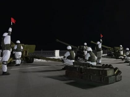30 залпов салюта в День защитника Отечества совершили артиллеристы ВВО в Хабаровске