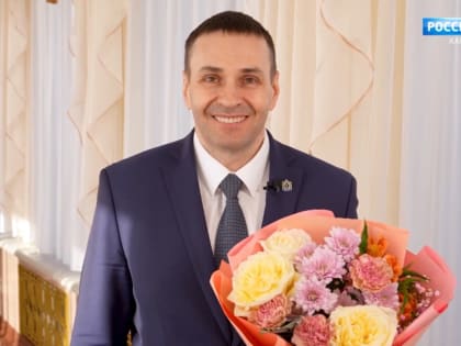 «Вы достойны восхищения круглый год!»: Дмитрий Демешин поздравил жительниц края с 8 марта