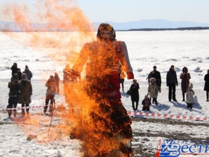 Чучело Масленицы сожгут на прудах в Хабаровске