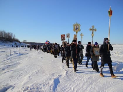 Верующие Хабаровска совершили пеший Крестный ход через реку Уссури