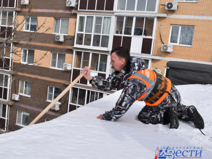 Более девятисот кровель МКД очищено от снега и наледи в Хабаровске