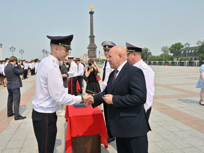 Торжественная церемония выпуска слушателей ДВЮИ МВД прошла в Хабаровске