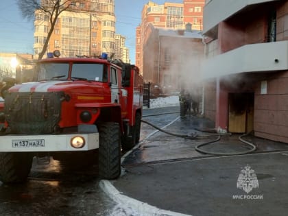 Семь человек эвакуировали при возгорании в здании в центре Хабаровска