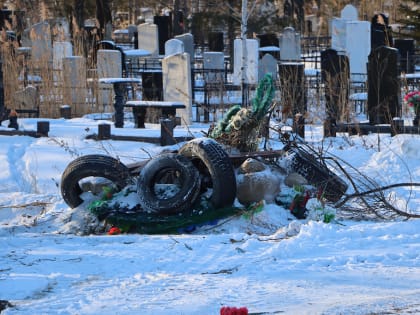 В Хабаровске ликвидируют свалки с территории центрального кладбища