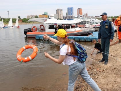 Летние каникулы без опасности: правильное поведение на воде показали спасатели лицеистам