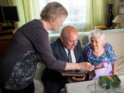 Мэр Сергей Кравчук поздравил хабаровчанку Елену Нишневич со 100-летием