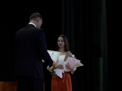 Выпускнице из Совгавани вручил премию Гродекова губернатор Хабаровского края