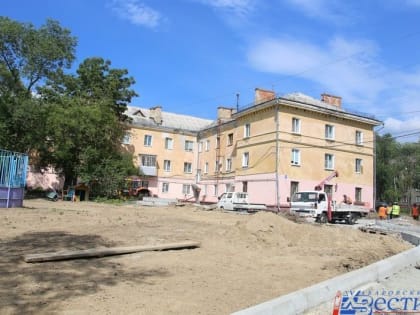 Еще один двор благоустраивают в Индустриальном районе Хабаровска