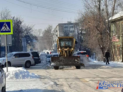 Уборка снега после циклона продолжается в Хабаровске