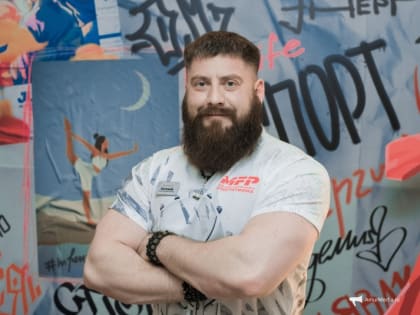 "Сутулый шкаф" VS здоровый атлет: как правильно качать спину, рассказал опытный тренер