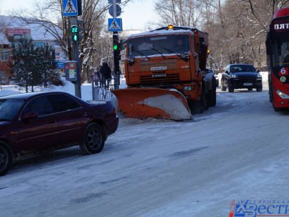 Уборка дорог Хабаровска от снега продолжается