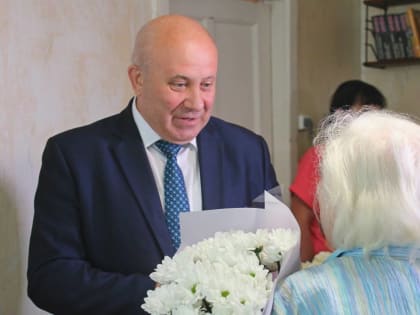 Хабаровские единороссы поздравили семьи супругов-долгожителей с Днем семьи, любви и верности
