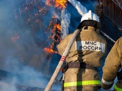 Пожилую женщину спасли хабаровские огнеборцы при ликвидации пожара в жилом доме