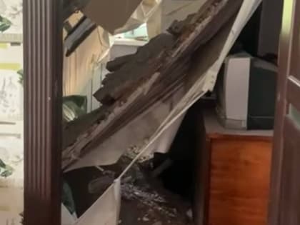 "Чудом остались живы": из-за бездействия "управляйки" в доме пенсионеров обвалился потолок