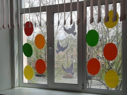 Школы Хабаровска оформляют окна в тематике Дня Победы