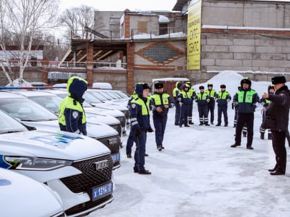 Настоятель Елизаветинского храма освятил новые автомобили краевого управления ГИБДД