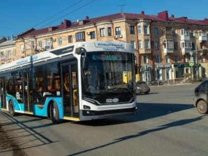 В Российском городе автомобиль влетел в остановку - есть пострадавшие