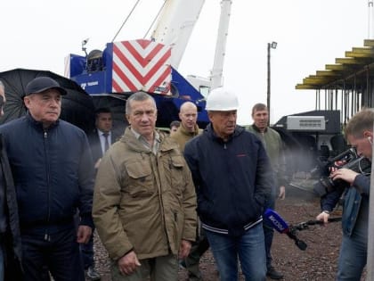 Юрий Трутнев проверил ход строительства гостиницы и работу рыбоперерабатывающего завода на Итурупе