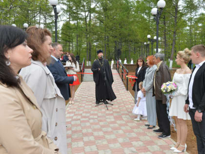 В ВАНИНО ТОРЖЕСТВЕННО ОТКРЫЛИ СКВЕР МОЛОДОЖЕНОВ