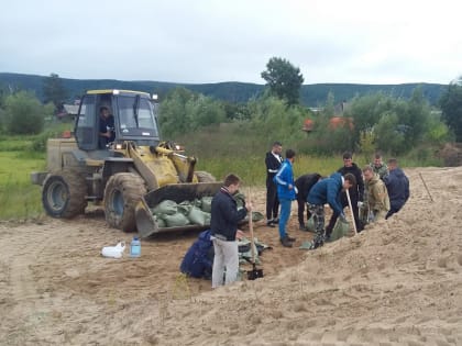 Сегодня первые добровольцы приняли участие в мероприятиях по защите города от наводнения