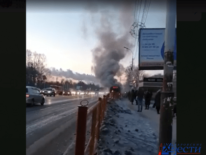 Автобус загорелся на линии в Хабаровске