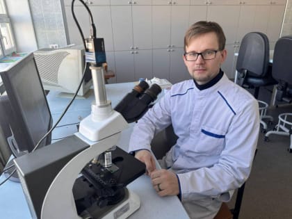 Аспирант ДВГМУ Пётр Ильченко проверяет безопасность для организма новейших покрытий имплантов