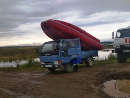 Спасатели защищают от «большой» воды поселки Молодежный и Пивань в Комсомольского района