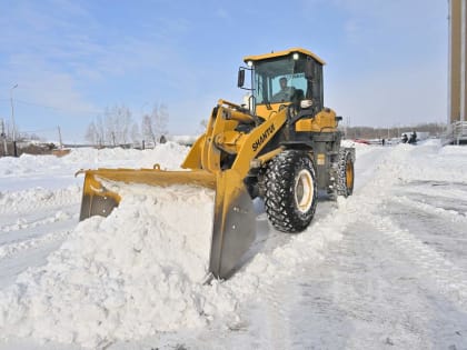 Коммунальщики ликвидируют последствия циклона во дворах Хабаровска