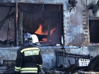 Троих детей эвакуировали при пожаре в многоэтажном жилом доме в Хабаровске