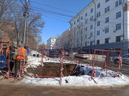 Кроссовер провалился в технический котлован на обочине дороги в Хабаровске