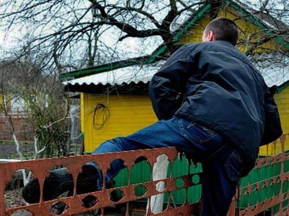 Рецидивист забрался в частное домовладение в Хабаровске