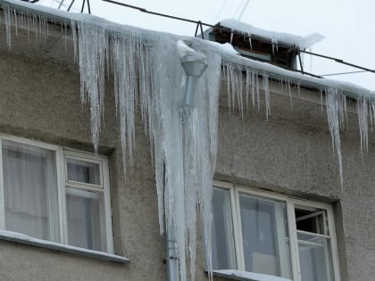 150 тыс рублей отсудила хабаровчанка за упавший на нее снег