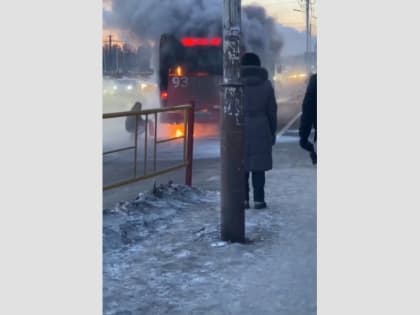 Автобус загорелся в Хабаровске во время движения (ВИДЕО)