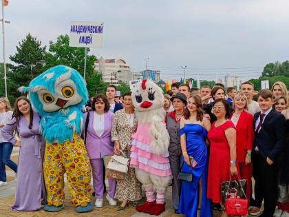 С мэром и героем-космонавтом отметили выпускной хабаровские школьники