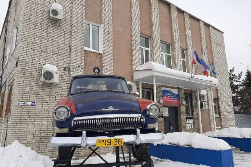 Волга полковника. Машина победа у здания полиции в Мантурово. Милицейская улице Комсомольск. Г Комсомольск на Амуре приехало краевое ГАИ. Комсомольск на Амуре улица милицейская 42.