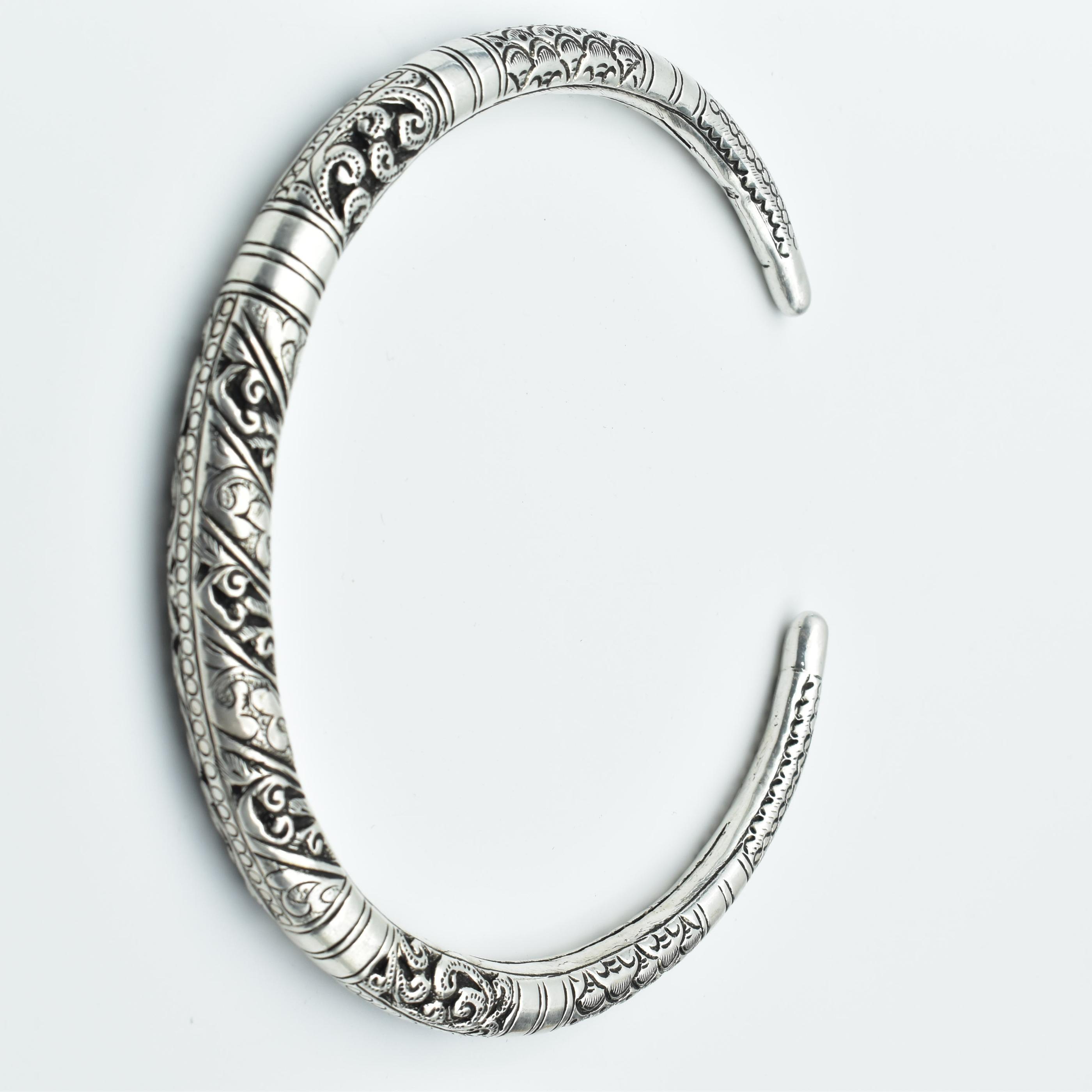 Silver Carved Tribal Hasli