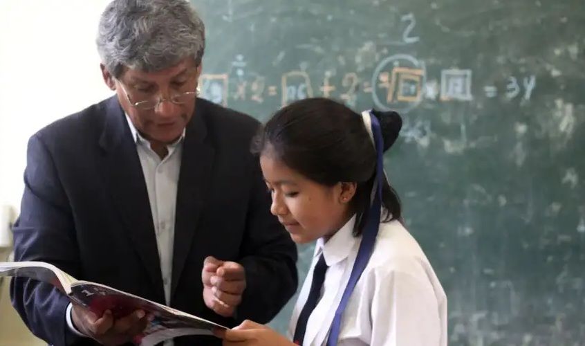 Décadas Formando Generaciones: ¿Mereces Seguir Esperando?