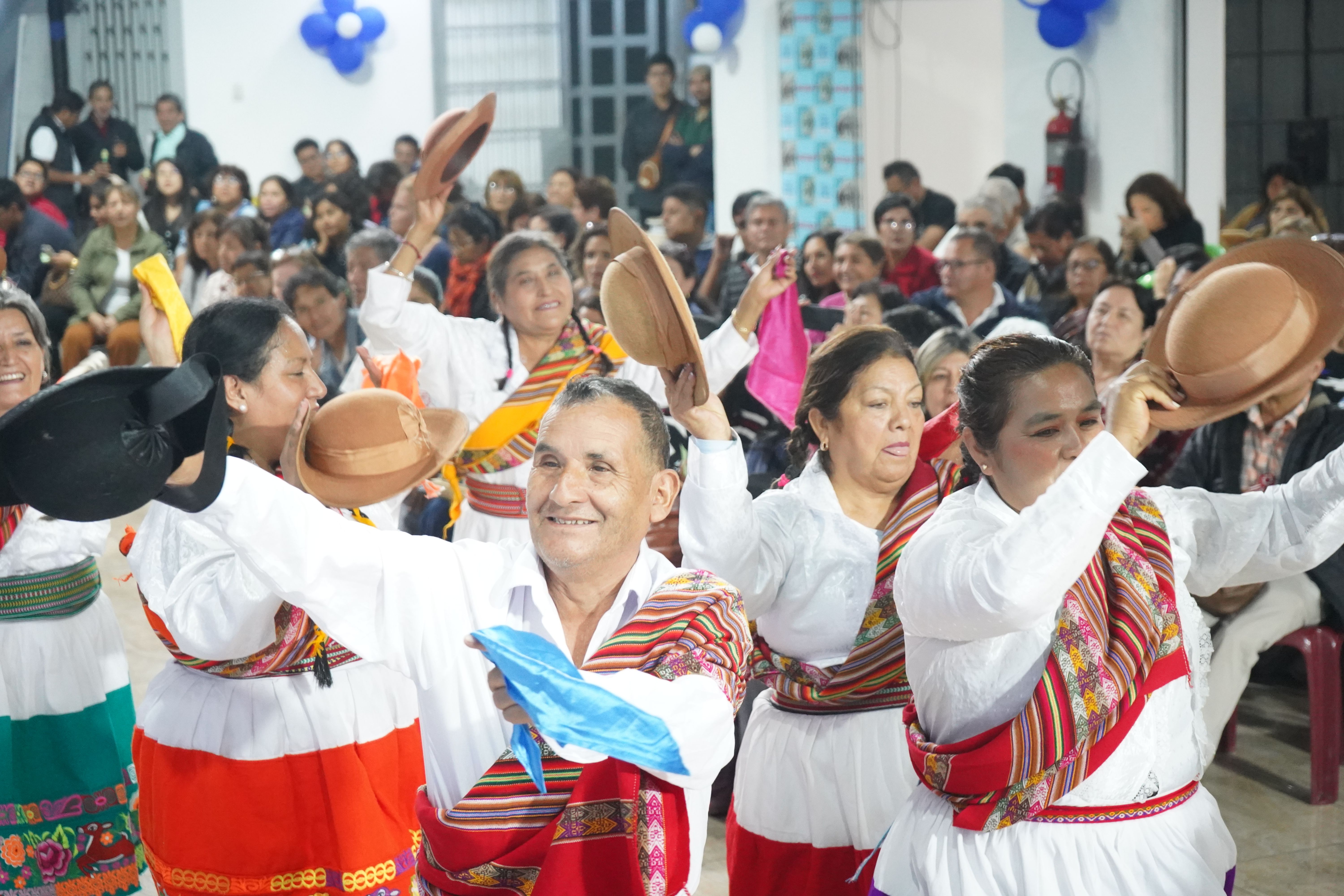 Maestros celebran su día con colorido concurso de danzas por los 54 años del SUTEP