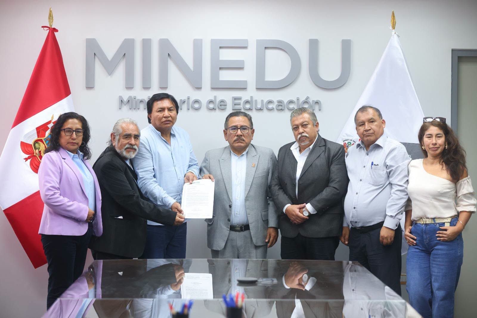 SUTEP sostiene primera reunión de trabajo con el ministro de Educación para abordar las demandas del magisterio