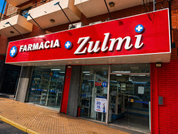 Fachada de Farmacia Zulmi en Avda. Francisco Acuña de Figueroa