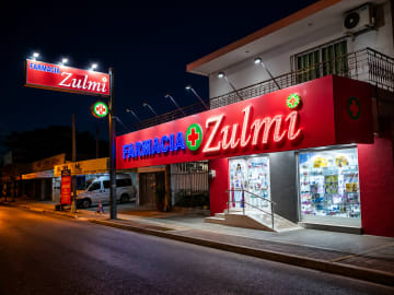 Fachada de Farmacia Zulmi sobre Avenida Irala