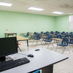 Salón de clases con computadora