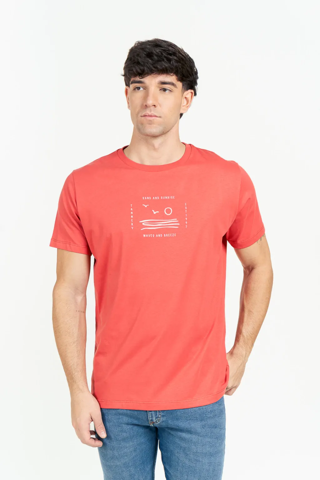 Remera de algodón vista frontal sobre fondo neutro