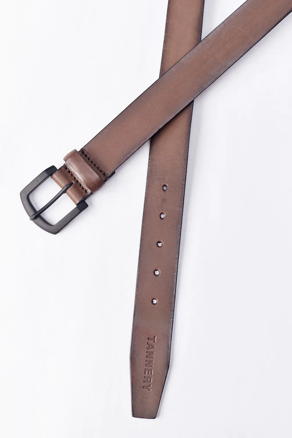 Cinturón de cuero con sello metálico