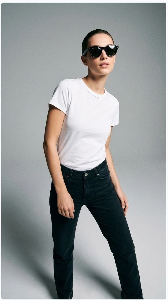 Foto de produto com modelo gerada com IA no Shoptic para um óculos de sol
