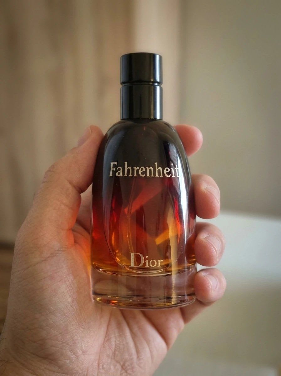 Foto de producto sacada con el celular: perfume en la mano, punto de partida para generar la ficha y las piezas del Cyber Monday 2026