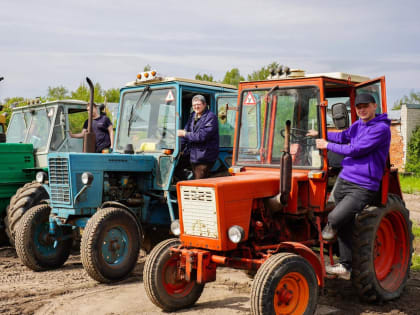 Студенты-инженеры Вологодской ГМХА учатся управлять трактором, чтобы помогать аграриям в полевых работах