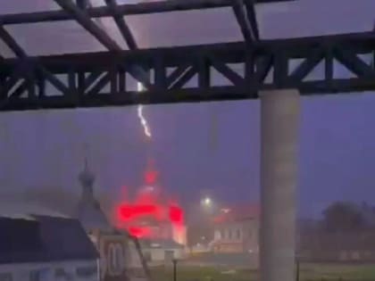 На Вологодчине молния ударила в купол храма
