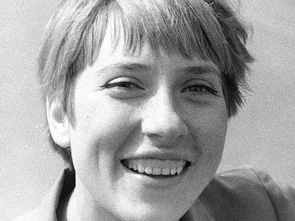 Поклонники продолжают грешить на месте захоронения Инны Чуриковой