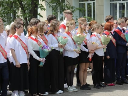 Последние звонки гремят в школах.